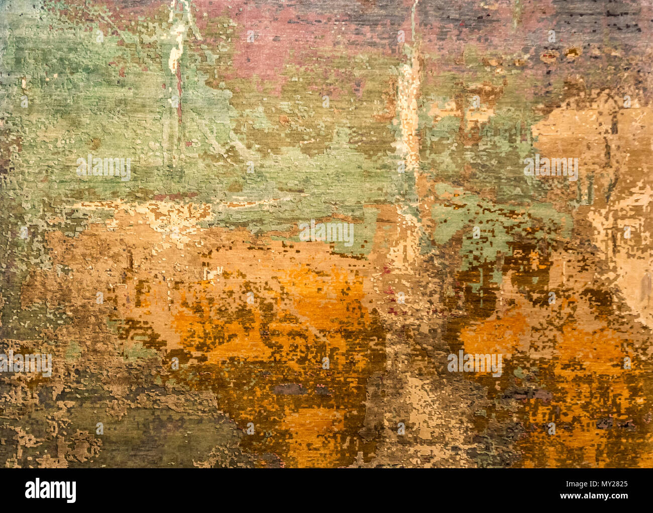 Vieux Mur Grunge texture background. Couches de peinture mur fissure avec de la rouille en dessous Banque D'Images