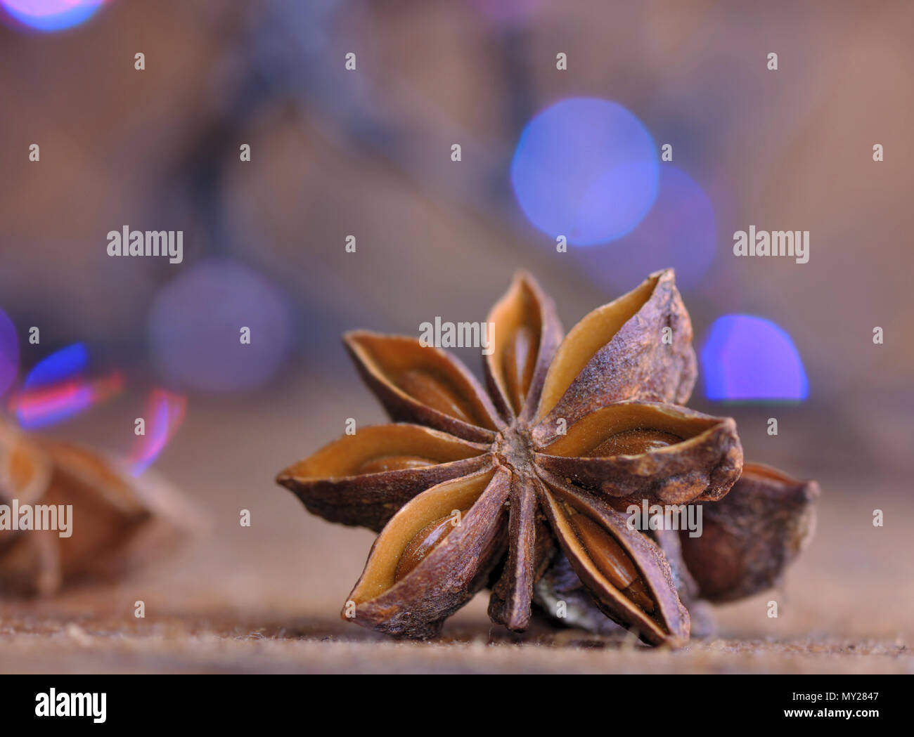 Gros plan sur l'anis étoilé sur fond clair flou Banque D'Images