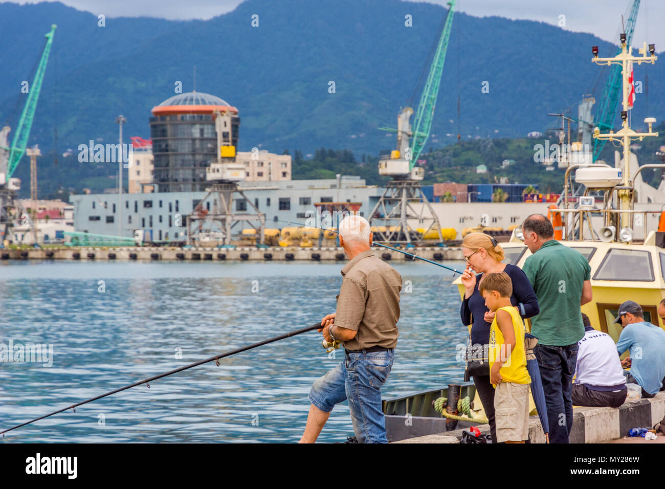 Batumi, Géorgie - 25 août 2017 : Les gens de la jetée de pêche sur le centre de Batoumi. Banque D'Images