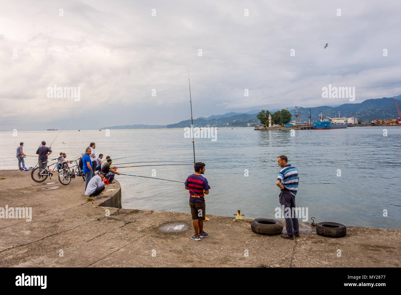 Batumi, Géorgie - 25 août 2017 : Les gens de la jetée de pêche sur le centre de Batoumi. Banque D'Images