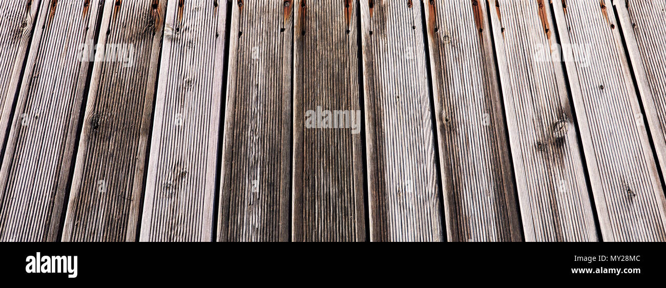 Vue rapprochée de planches de terrasse. Plancher en bois pour toile de fond l'utilisation. Banque D'Images