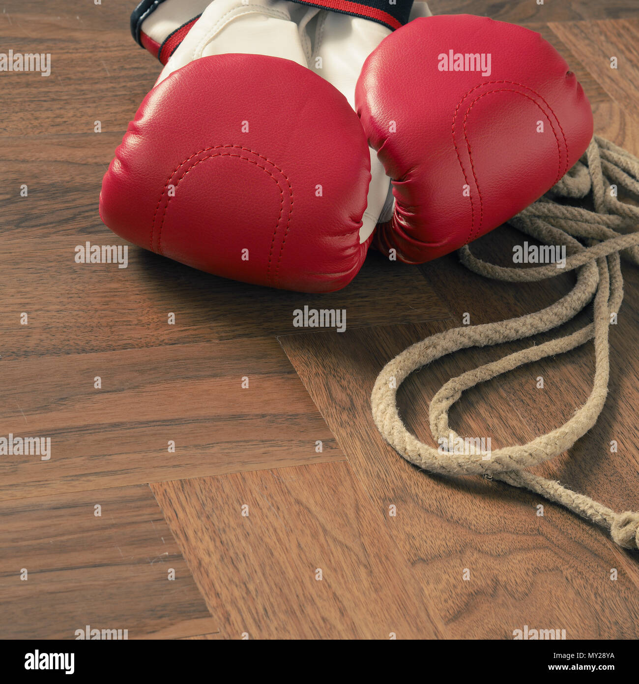 Gants de boxe rouge et la corde à sauter sur un plancher en bois rustique  dans une salle de sport, de sport ou de l'affirmation de concept Photo  Stock - Alamy