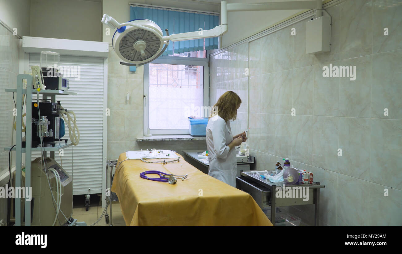 Anesthésiste, salle d'opération avec de l'équipement médical dans une clinique vétérinaire. Table pour une opération chirurgicale à l'hôpital. Banque D'Images