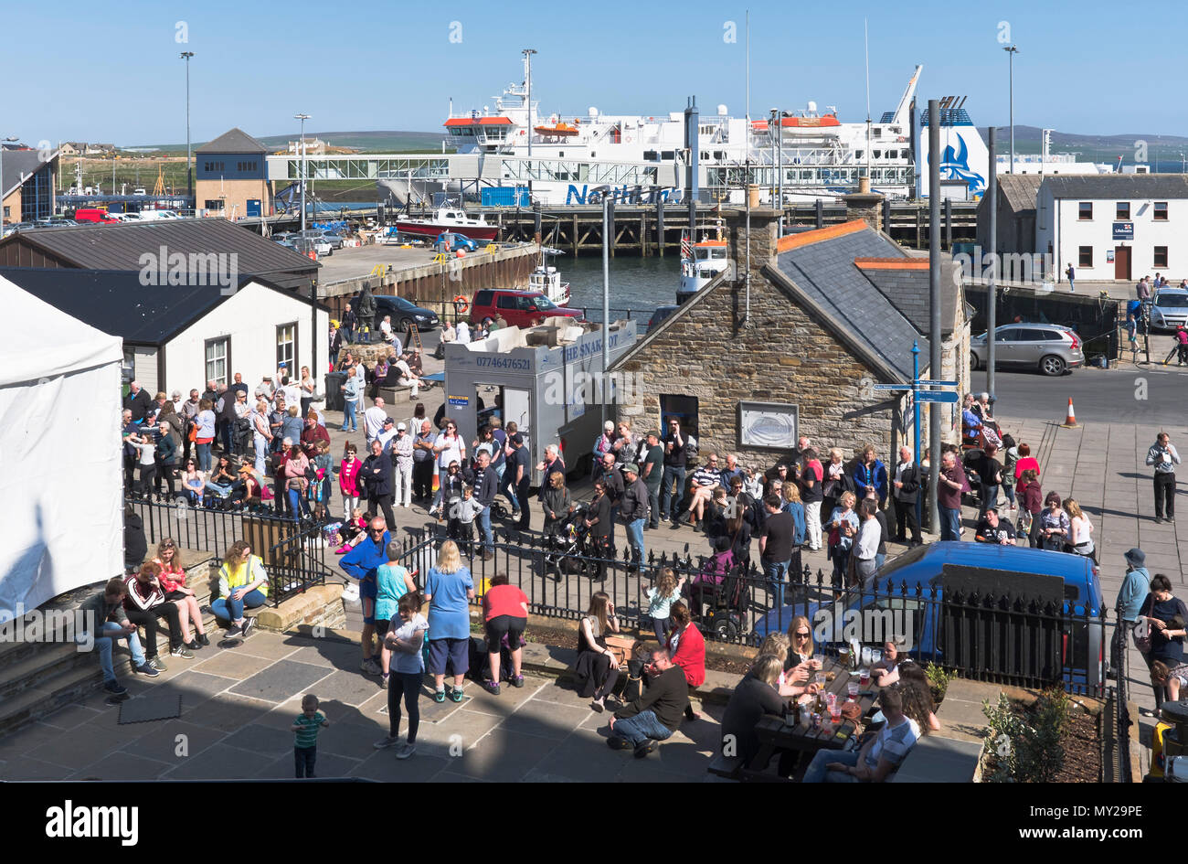 Dh Stromness STROMNESS Orkney Folk Festival foule Stromness street" des festivals de musique Banque D'Images