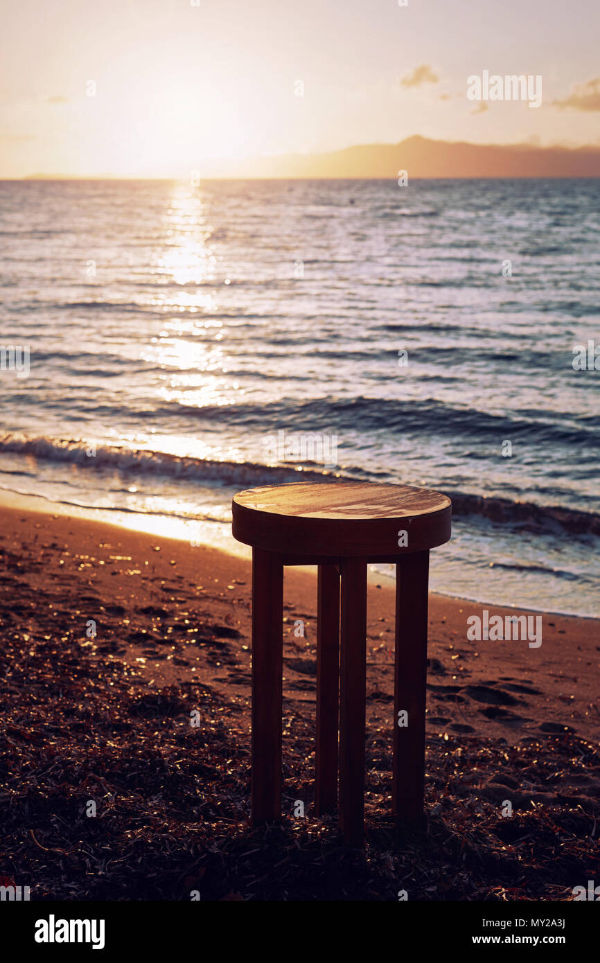 Petite table en bois vide sur la plage au coucher du soleil. Modèle pour  l'affichage des produits et présentation Photo Stock - Alamy