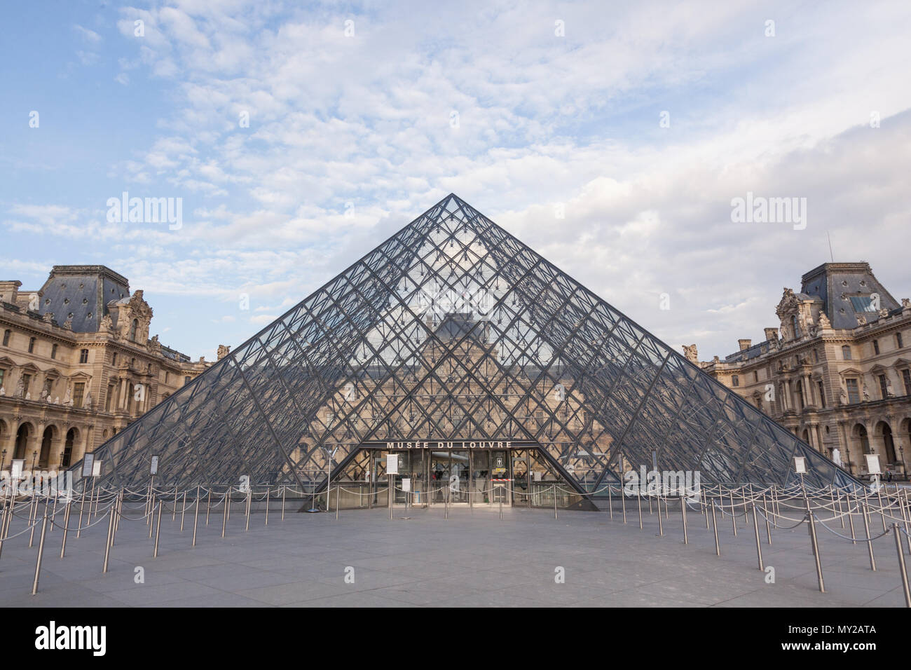 Musée du Louvre, Musée du Louvre et la pyramide de verre, Paris, France,  Europe Photo Stock - Alamy