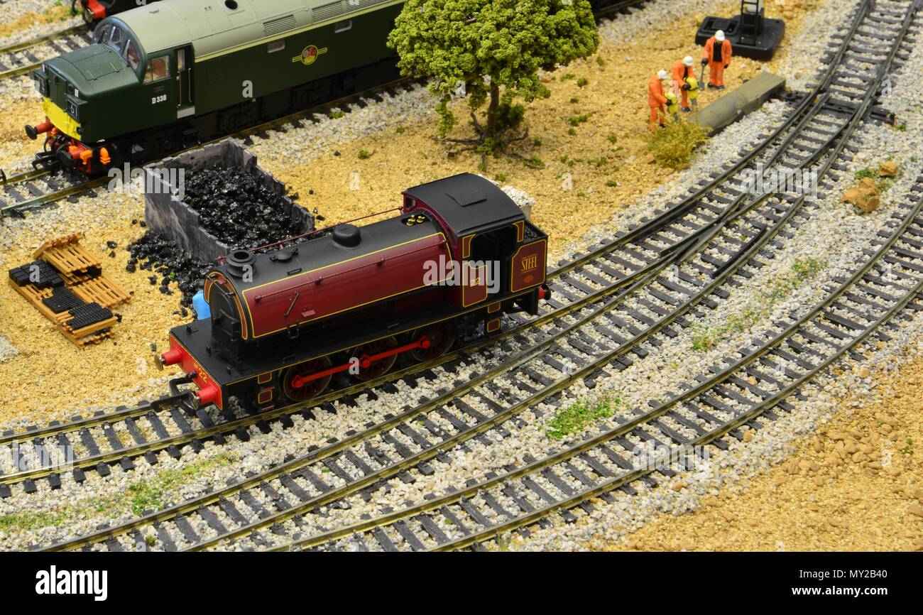 Un train sur un chemin de fer modèle Banque D'Images