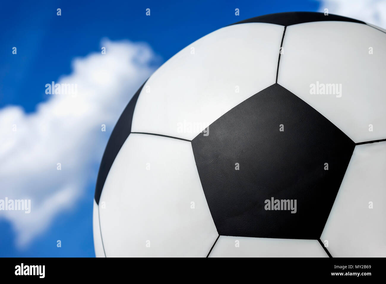 Ballon de soccer contre le ciel bleu avec des nuages blancs, la texture, l'arrière-plan Banque D'Images