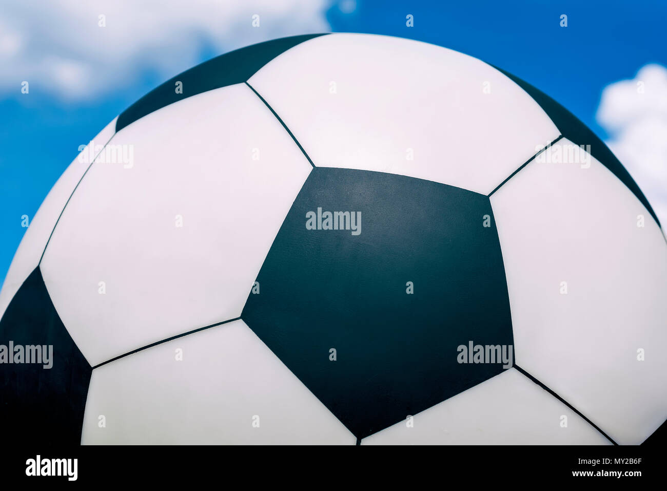 Ballon de soccer contre le ciel bleu avec des nuages blancs, la texture de fond, Banque D'Images