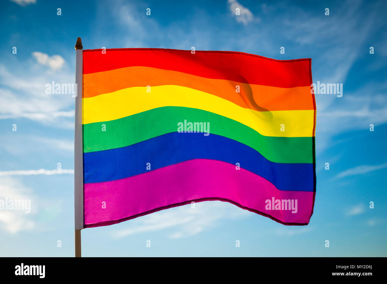 Gay pride drapeau arc-en-ciel s'agite dans la brise. Banque D'Images