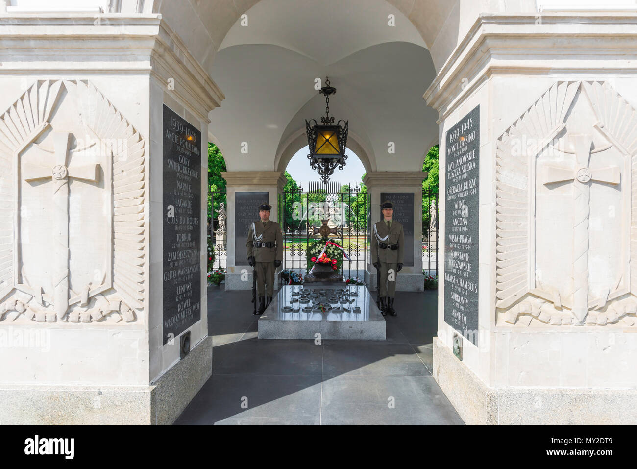 Tombe du Soldat inconnu Varsovie, vue des gardes stationnés à l'intérieur de la tombe du Soldat inconnu sur la place Pilsudski, Varsovie, Pologne. Banque D'Images