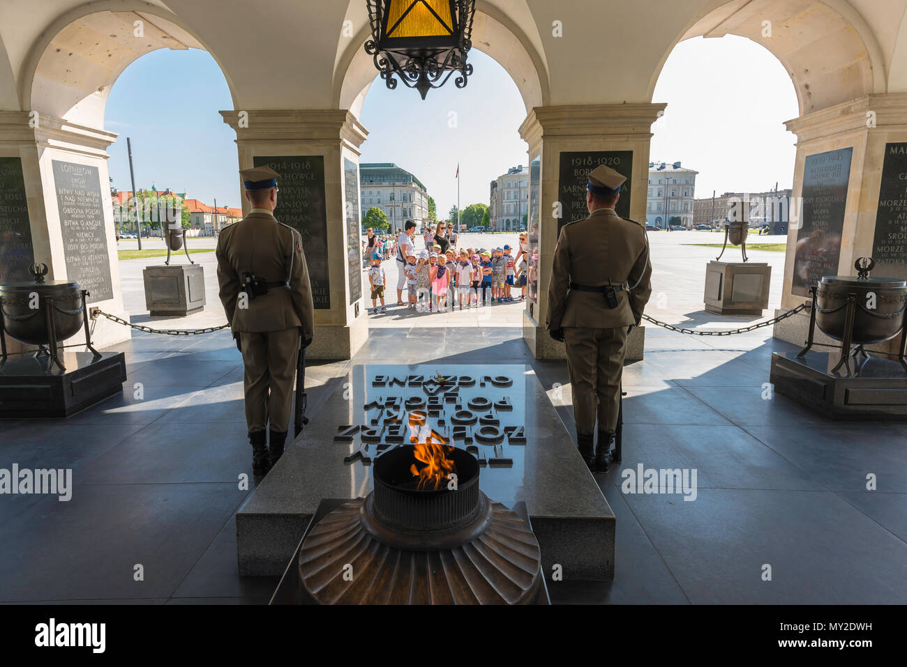 Un groupe d'enfants de l'école polonaise de gardes sur regarder dans l'intérieur de la Tombe du Soldat inconnu à la place Pilsudski, Varsovie, Pologne. Banque D'Images