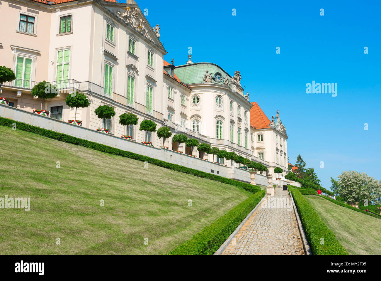 Le Château Royal de Varsovie, vue sur jardin paysager à l'arrière du château royal de Varsovie, Pologne. Banque D'Images