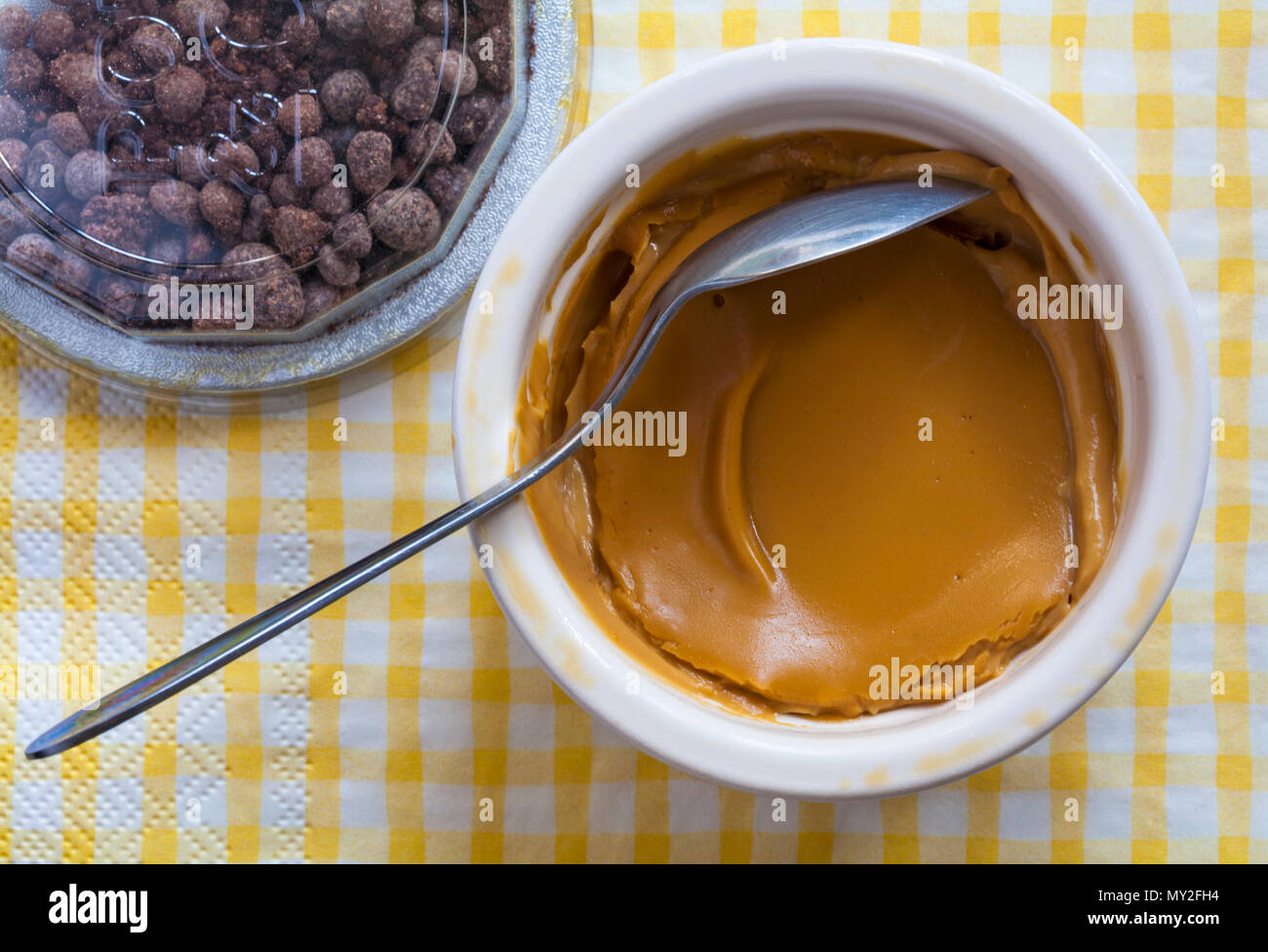 Pots & Co pot de caramel salé à la main brûlée avec un chocolat au lait caramel & top hat avec spoon set sur jaune et blanc vérifié serviette serviette Banque D'Images