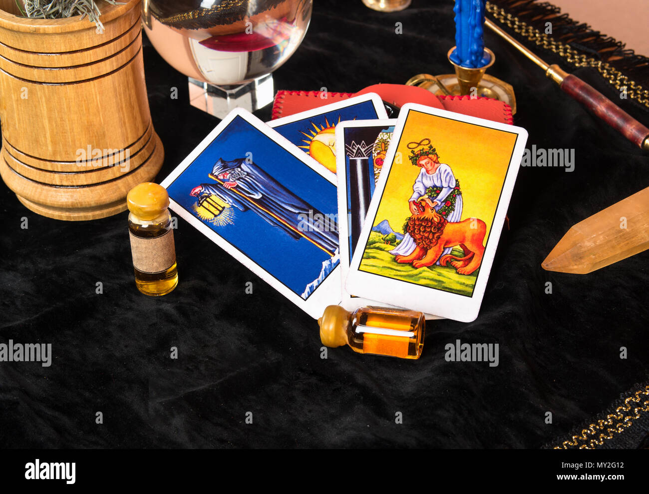 Énoncés des cartes de tarot avec décorations magiques sur la table Banque D'Images