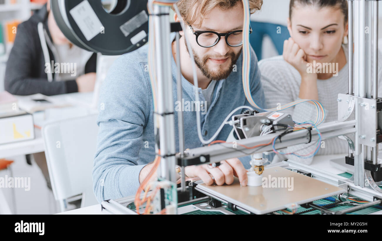 Les étudiants en ingénierie à l'aide d'une imprimante 3D dans le laboratoire, l'apprentissage et de technologie concept Banque D'Images