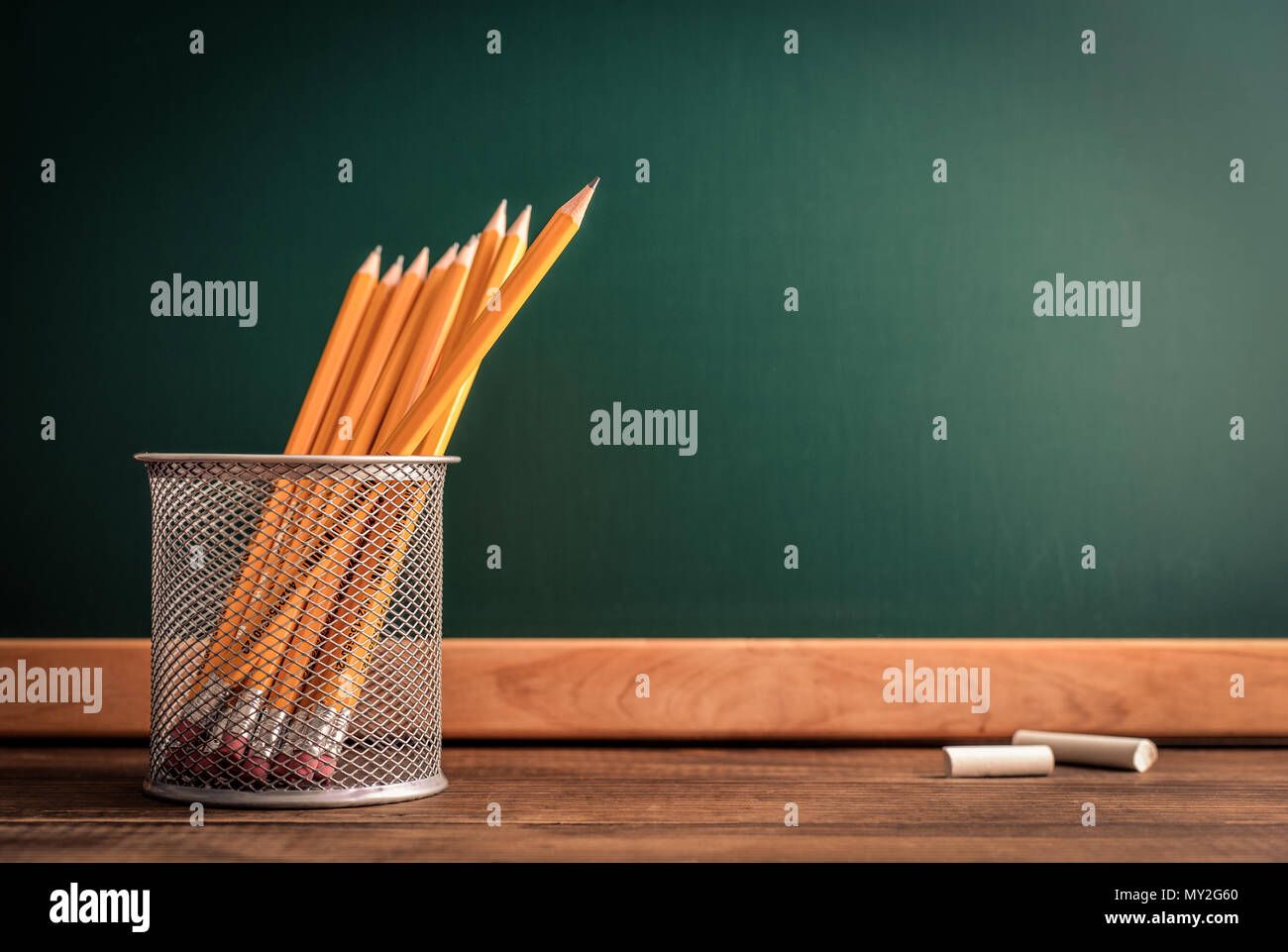 Un tas de crayons dans un support de métal à l'intérieur de la salle de classe près de tableau noir Banque D'Images