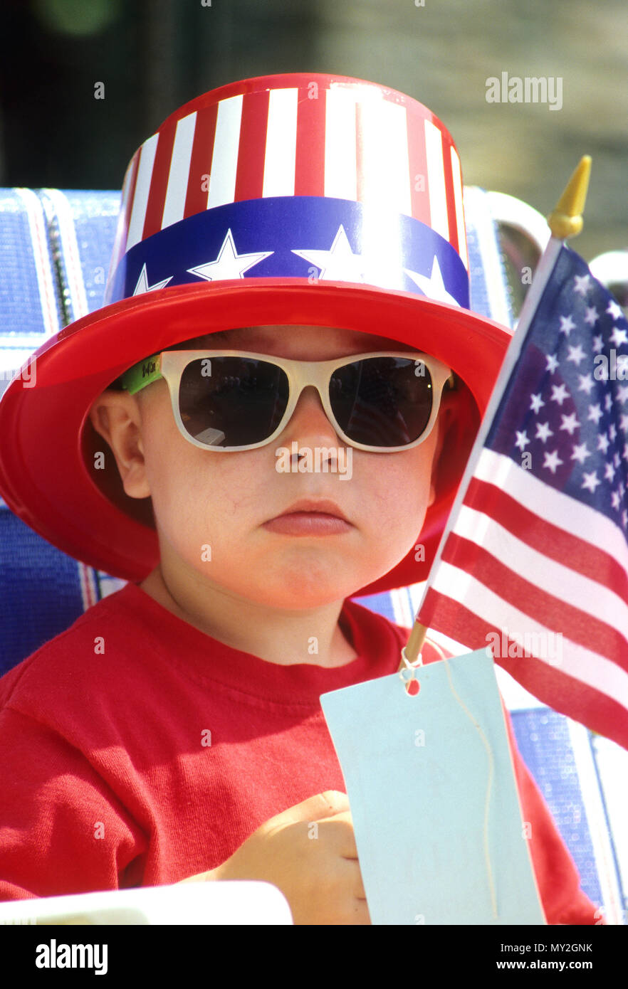 Un jeune garçon célébrant le quatrième de juillet lors d'un défilé dans Middleboro, Massachusetts, USA Banque D'Images