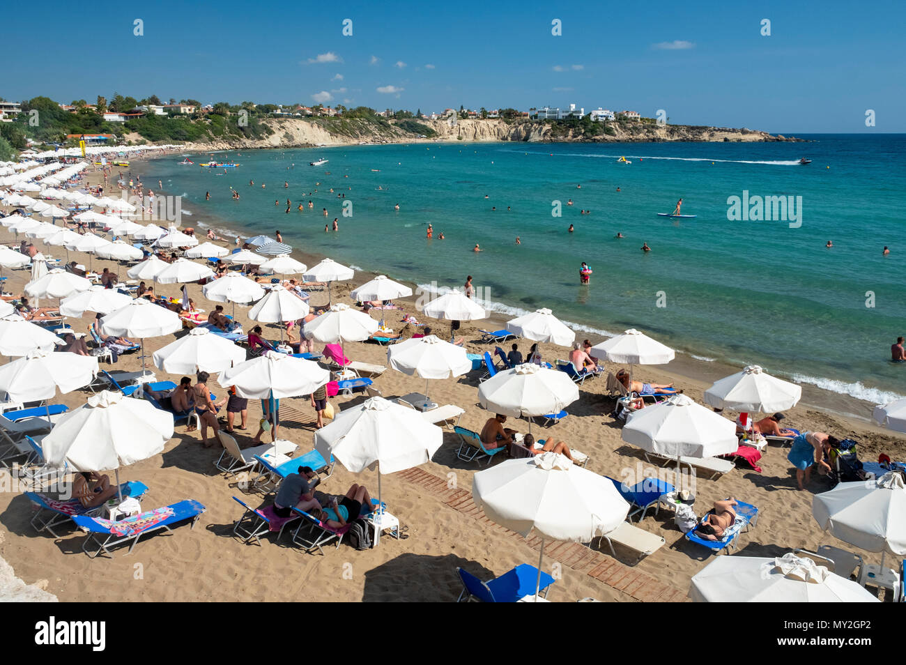 Les touristes sur la plage de Coral Bay, près de Paphos, Chypre Banque D'Images