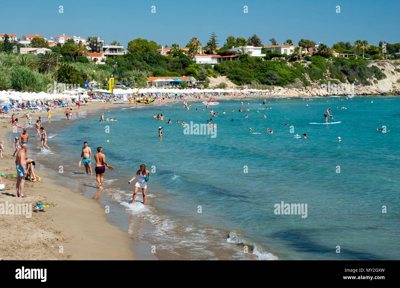 Les touristes sur la plage de Coral Bay, près de Paphos, Chypre Banque D'Images