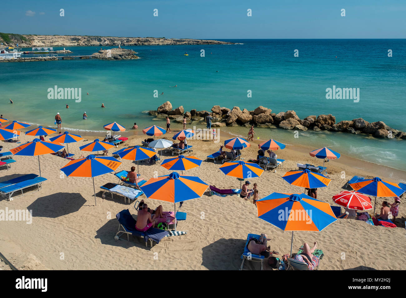 Les touristes sur la plage de Coral Bay, près de Paphos, Chypre Banque D'Images