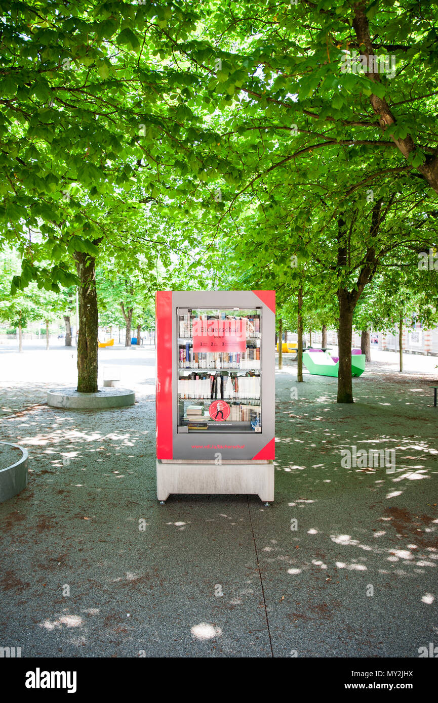 Peu, libre, bibliothèque publique dans un parc, Luxembourg Banque D'Images