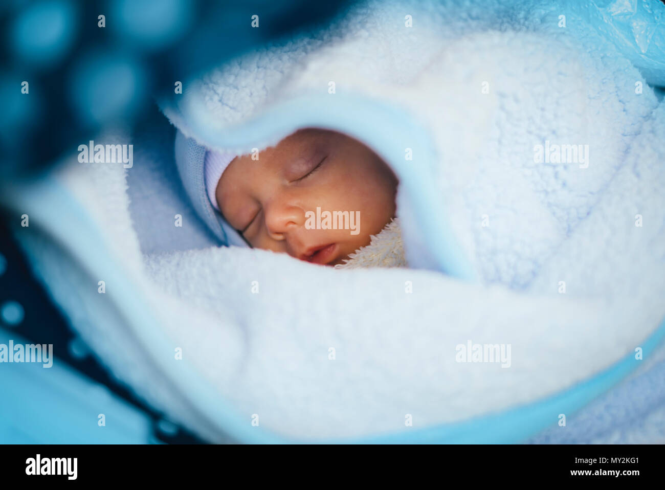 Bébé nouveau-né garçon dans la poussette derives orchidees Banque D'Images
