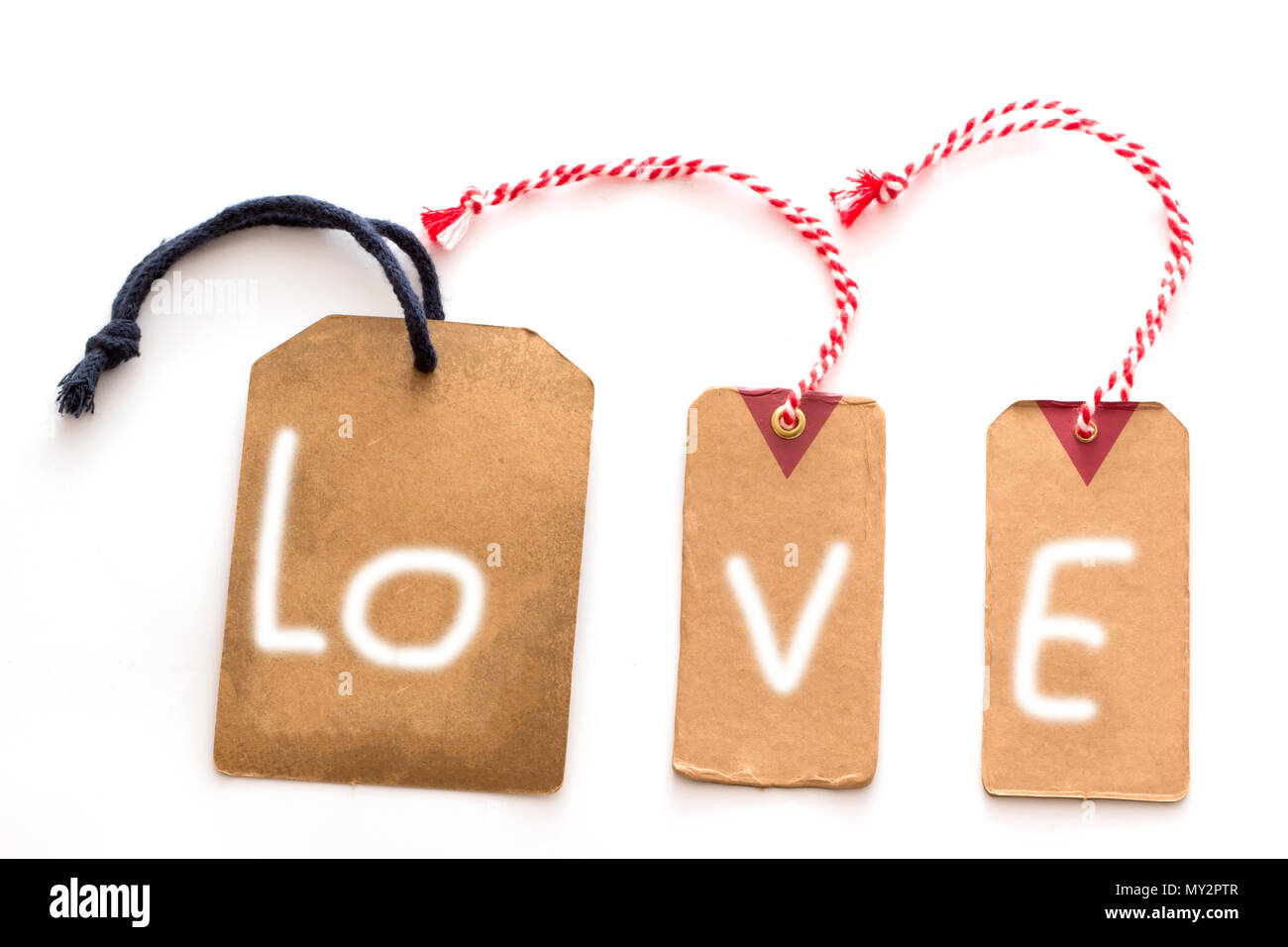 L'étiquette avec le mot amour cadeau carte de souhaits sur fond blanc, d'encourager l'idée, de l'amour message texte avec les balises label. Banque D'Images L'étiquette avec le mot amour cadeau carte de souhaits sur fond blanc, d'encourager l'idée, de l'amour message texte avec les balises label. Banque D'Images