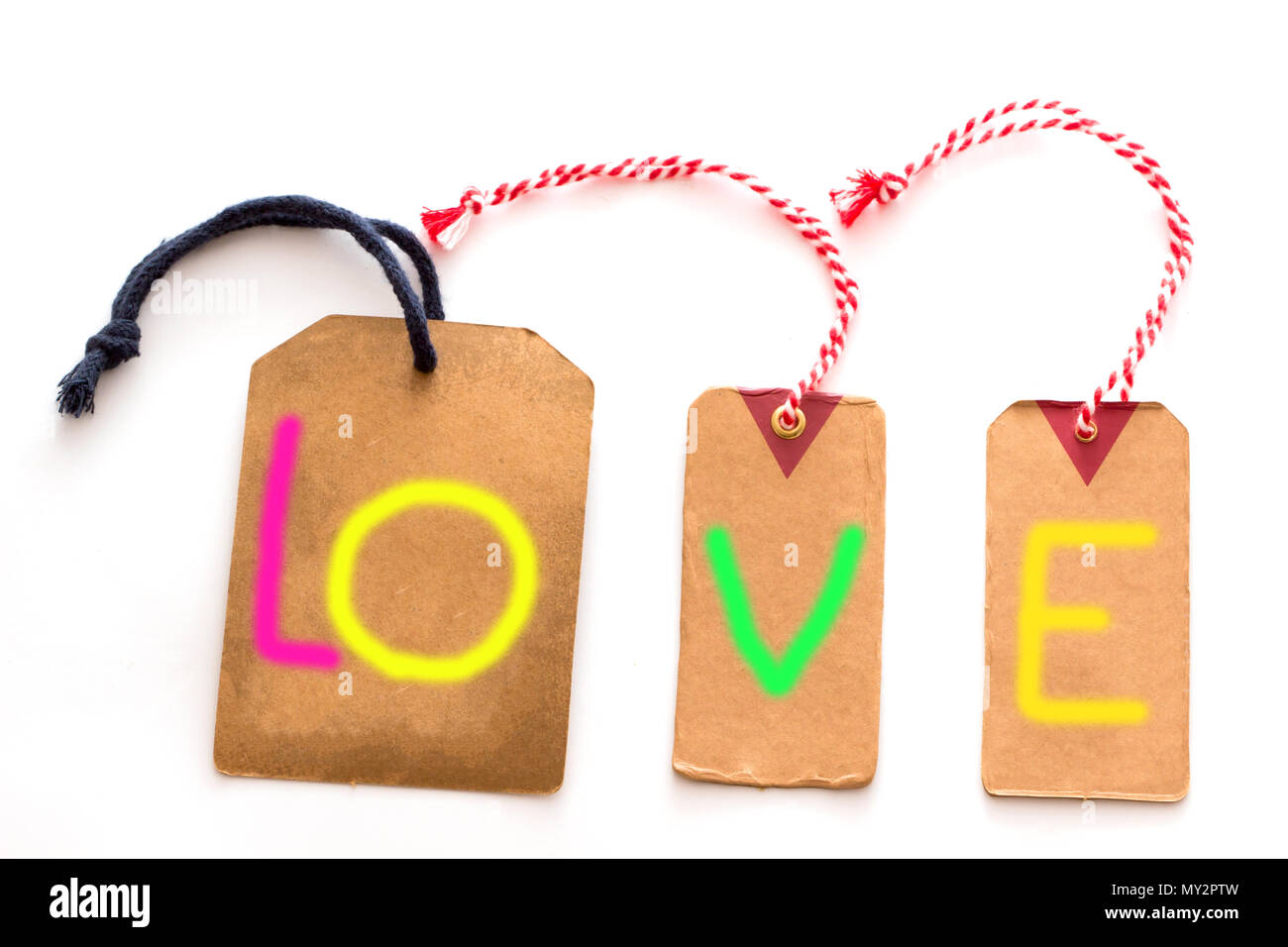 L'étiquette avec le mot amour cadeau carte de souhaits sur fond blanc, d'encourager l'idée, de l'amour message texte avec les balises label. Banque D'Images L'étiquette avec le mot amour cadeau carte de souhaits sur fond blanc, d'encourager l'idée, de l'amour message texte avec les balises label. Banque D'Images