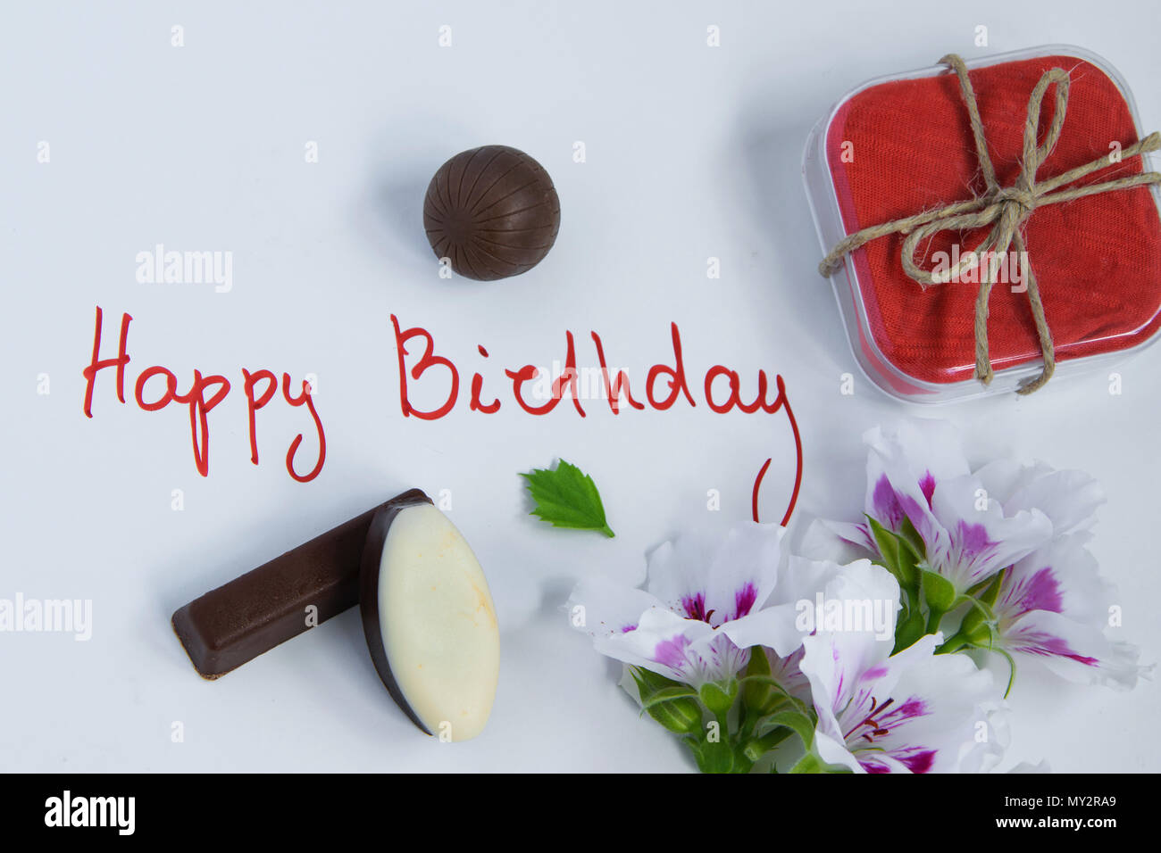 Joyeux Anniversaire Carte De Souhaits Avec Boite Cadeau Fleurs Et Chocolats Sur Fond Blanc Photo Stock Alamy Joyeux Anniversaire Carte De Souhaits Avec Boite Cadeau Fleurs Et Chocolats Sur Fond Blanc Photo Stock Alamy