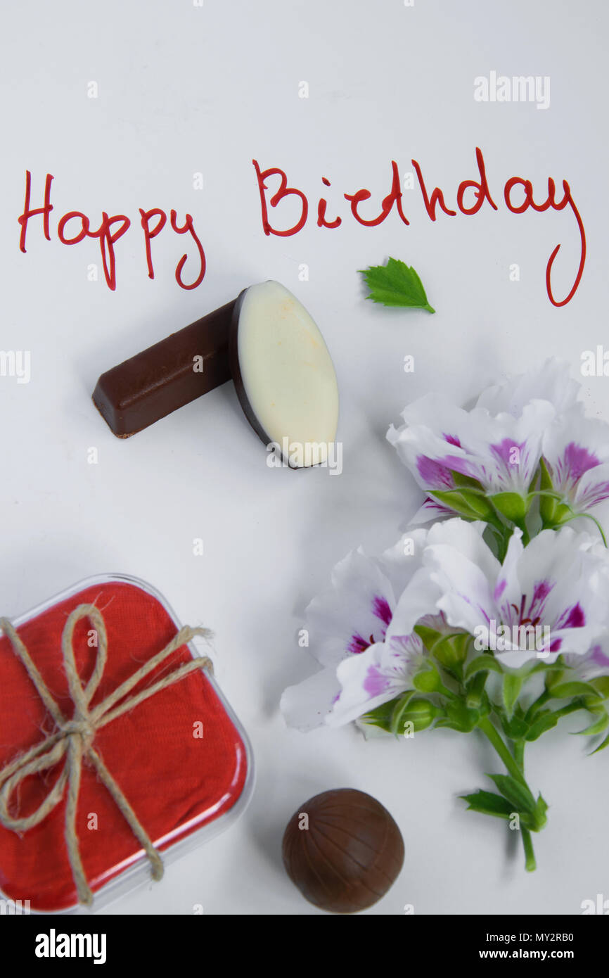 Joyeux Anniversaire Carte De Souhaits Avec Boite Cadeau Fleurs Et Chocolats Sur Fond Blanc Photo Stock Alamy Joyeux Anniversaire Carte De Souhaits Avec Boite Cadeau Fleurs Et Chocolats Sur Fond Blanc Photo Stock Alamy