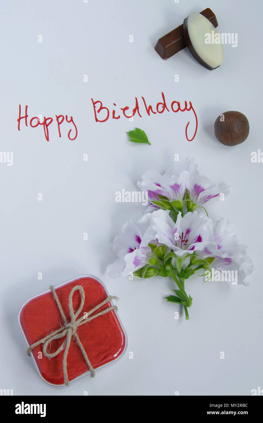 Joyeux Anniversaire Carte De Souhaits Avec Boite Cadeau Fleurs Et Chocolats Sur Fond Blanc Photo Stock Alamy Joyeux Anniversaire Carte De Souhaits Avec Boite Cadeau Fleurs Et Chocolats Sur Fond Blanc Photo Stock Alamy