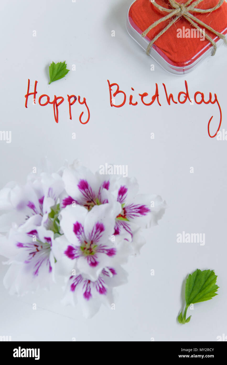 Joyeux Anniversaire Carte De Souhaits Avec Boite Cadeau Et Des Fleurs Fraiches Sur Fond Blanc De L Espace Pour Le Texte Photo Stock Alamy