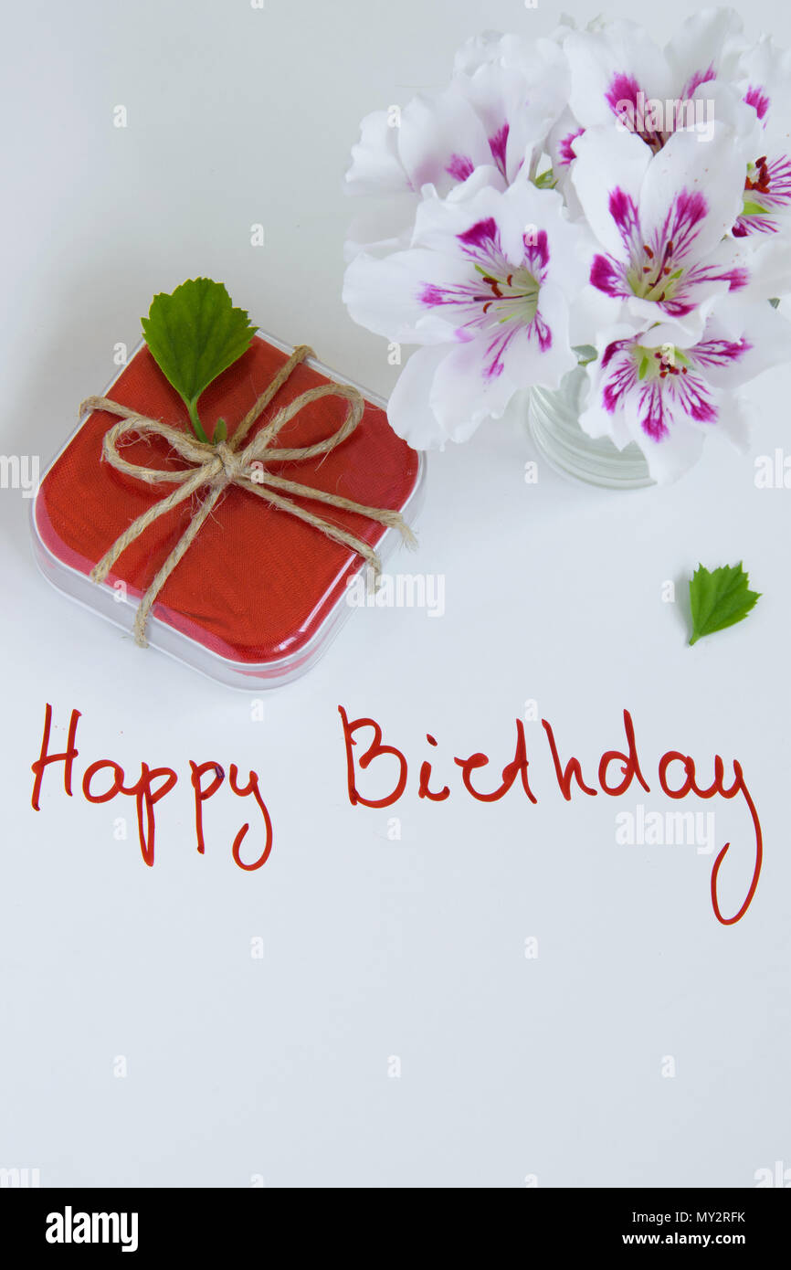 Joyeux Anniversaire Carte De Souhaits Avec Boite Cadeau Et Des Fleurs Fraiches Sur Fond Blanc De L Espace Pour Le Texte Photo Stock Alamy