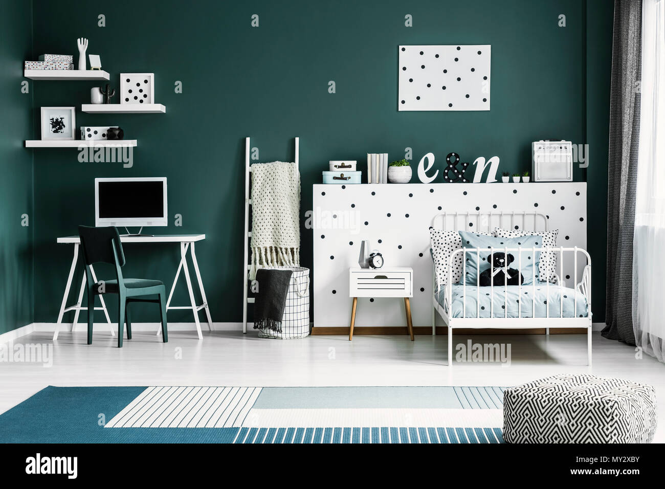 Bureau Pour Un Ado : Métal blanc lit par un mur à pois avec décorations et d un