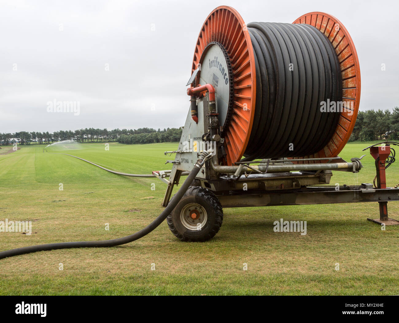 Système d'irrigation Irrifrance sur gazon herbe de Sutton, Suffolk, Angleterre, RU Banque D'Images