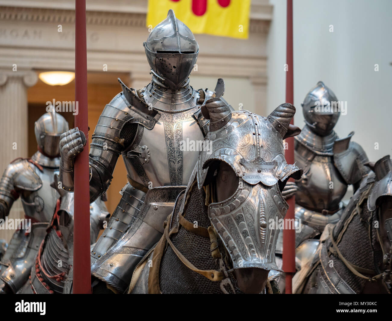 Un groupe de chevaliers du 16ème siècle portant une armure de plaque allemande autour de l'heure de début de la Renaissance. Tous apparaissent armés de lances Banque D'Images