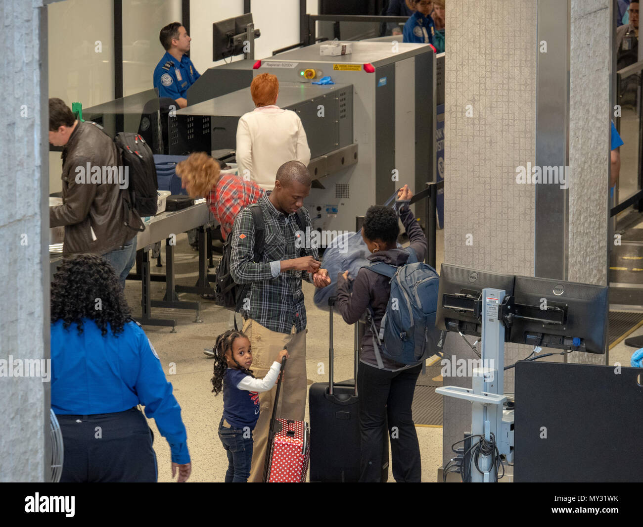 NEW YORK, NY - 19 MAI 2018 : réunion de famille, effets personnels après avoir traversé un TSA (Transportation Security Administration) checkpoint à JFK Airpor Banque D'Images