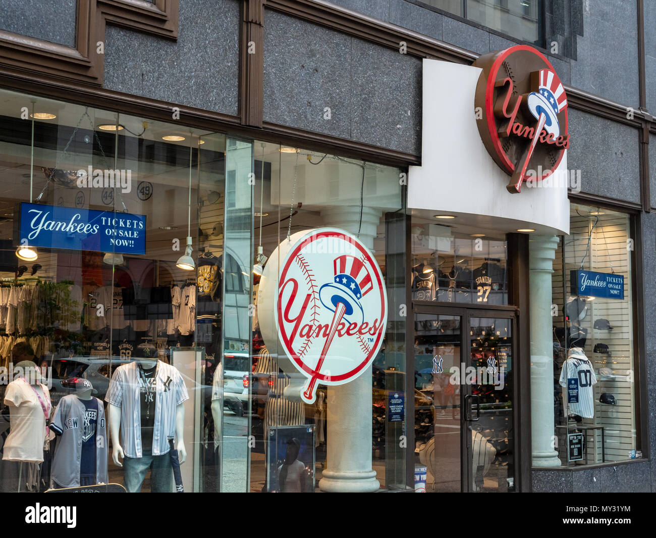 NEW YORK, NY - 19 MAI 2018 : Store avant de l'équipe des Yankees de New York store sur la 5e Avenue à New York City Banque D'Images