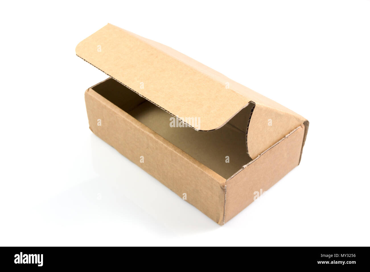 Carton rectangulaire ouvert vide isolé sur fond blanc. Banque D'Images Carton rectangulaire ouvert vide isolé sur fond blanc. Banque D'Images
