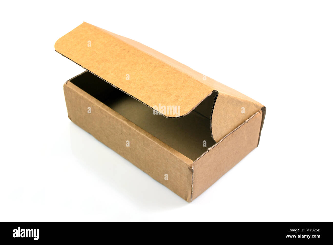 Boîte carton isolé sur un fond blanc. Banque D'Images Boîte carton isolé sur un fond blanc. Banque D'Images
