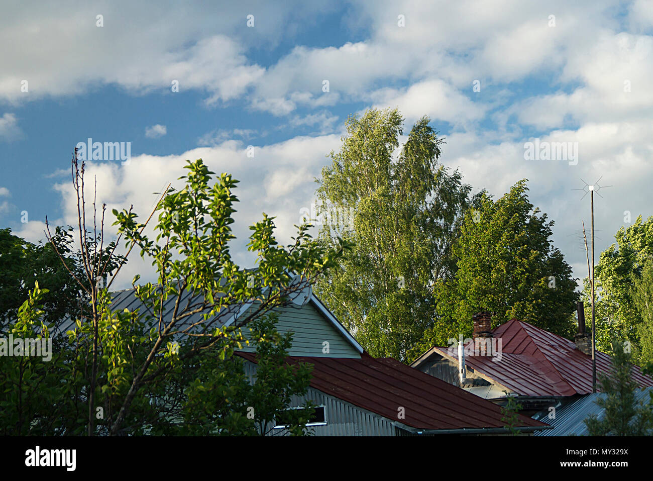 Paysage de l'année dans les régions rurales de terrain sur fond bleu ciel avec des nuages blancs Banque D'Images
