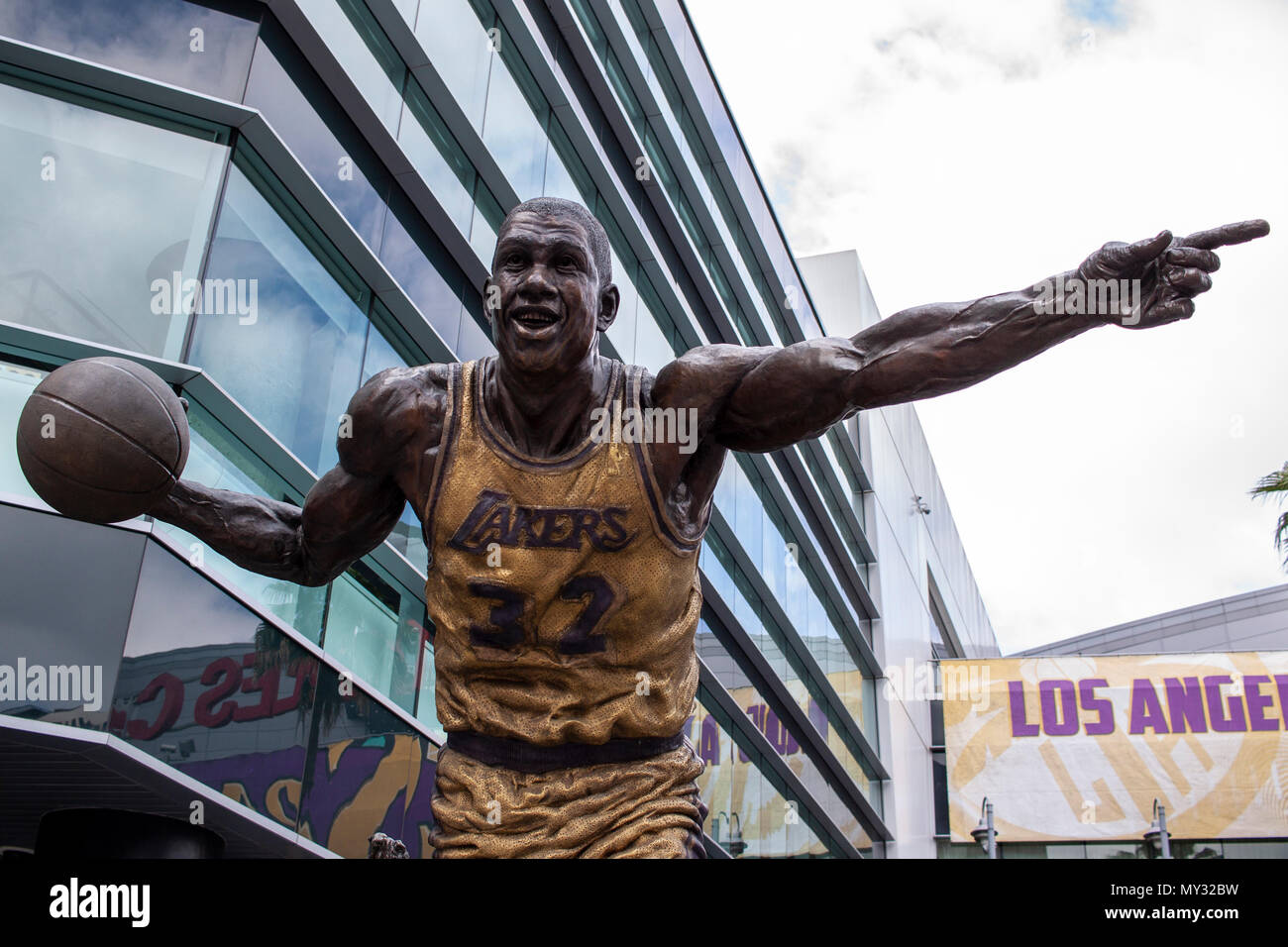 Statue de Magic Johnson à l'extérieur du Staples Center. Banque D'Images