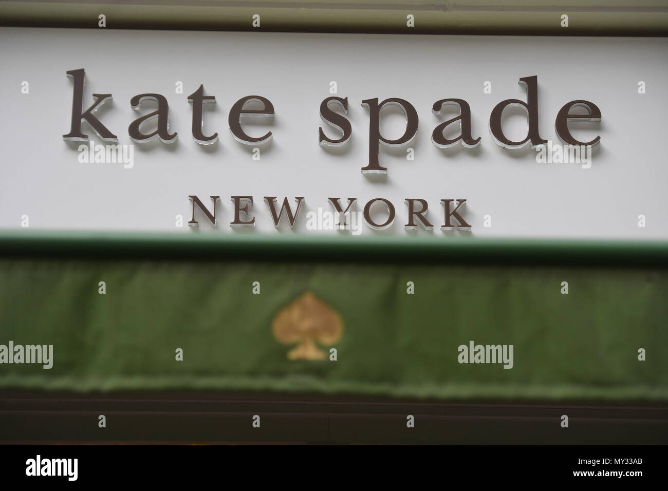 Un signe pour une boutique de Kate Spade à Covent Garden, Londres. Le créateur de mode Américain, Kate Spade, 55 ans, a été retrouvé mort dans son appartement à New York le mardi à la suite d'un suicide apparent, responsables de l'application de la loi dit. Banque D'Images