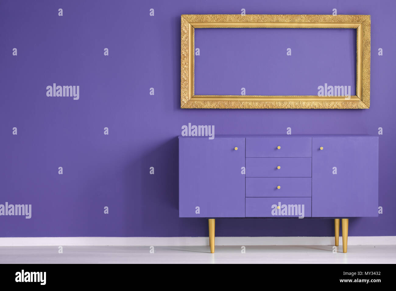 Immersive d'or cadre vide au-dessus du cabinet intérieur violet dans une antichambre avec copie espace Banque D'Images