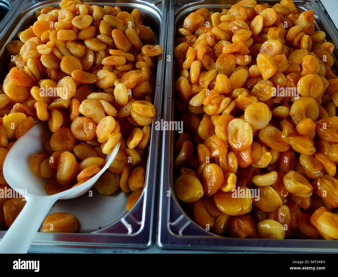 Abricots à la vente à un marché français Banque D'Images