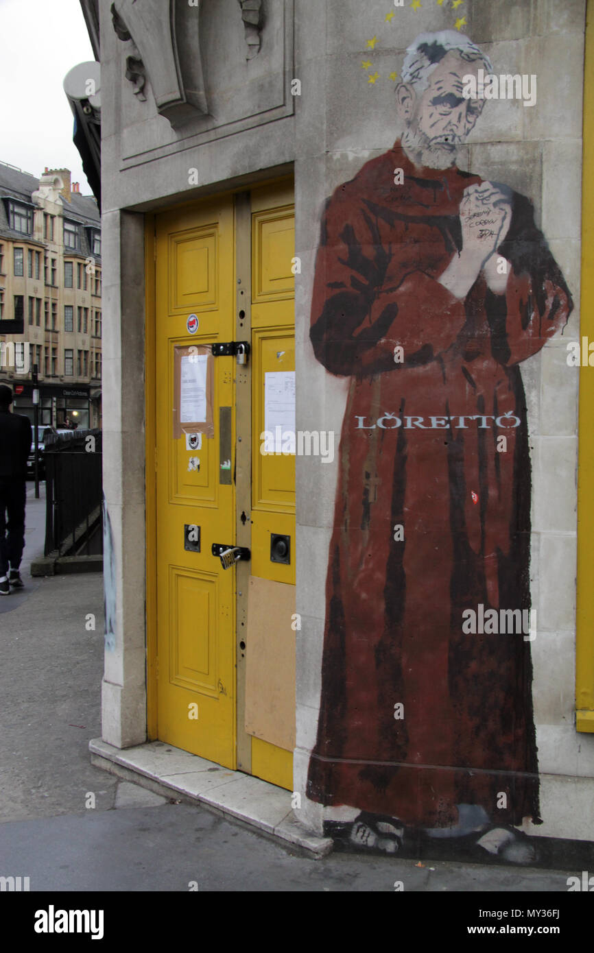 Graffiti Pochoir satirique de Jeremy Corbyn comme un moine dans le centre de Londres par l'artiste de rue Lorette Banque D'Images