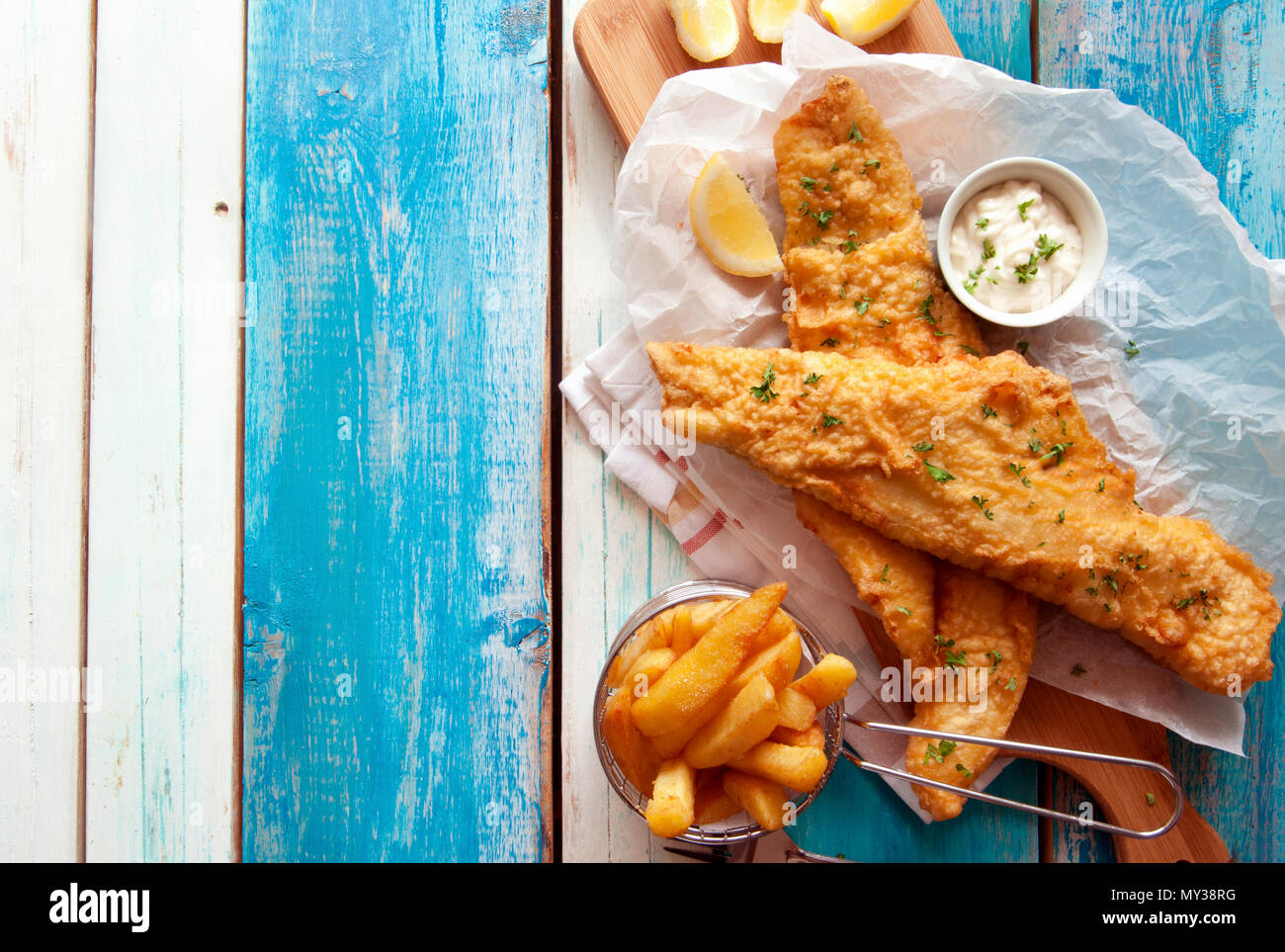 Battues traditionnelles du poisson frit avec des frites Banque D'Images