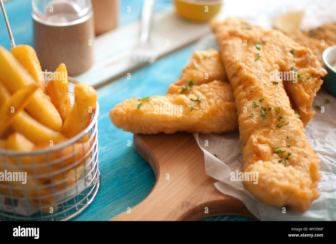 Battues traditionnelles du poisson frit avec des frites Banque D'Images