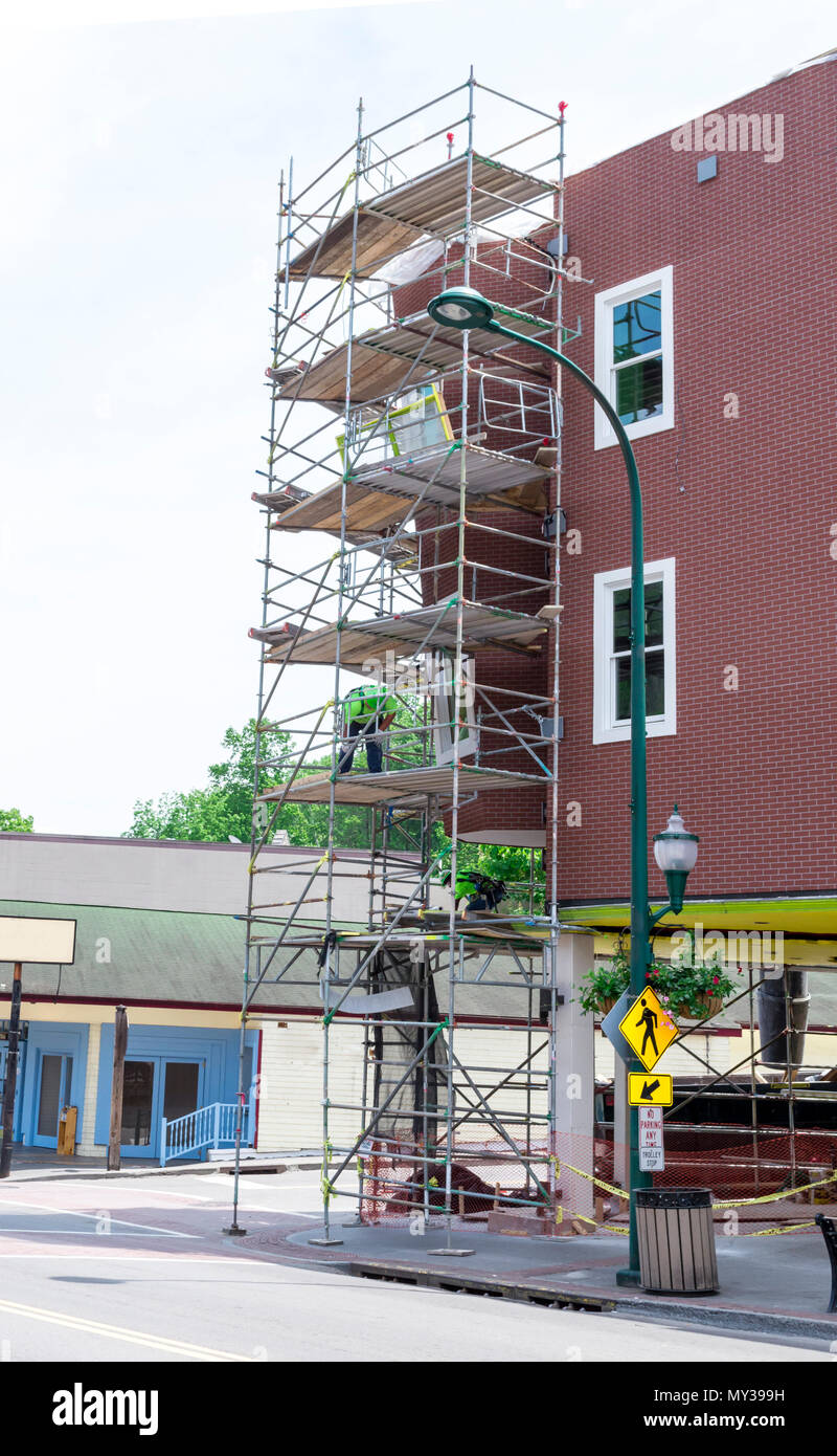 Gatlinburg, TN, USA - Le 14 mai 2018 : Les travailleurs de rénover la Ripley's croyez-le ou non en s'appuyant sur la bande de Gatlinburg. L'accent est mis sur l'immeuble. Banque D'Images